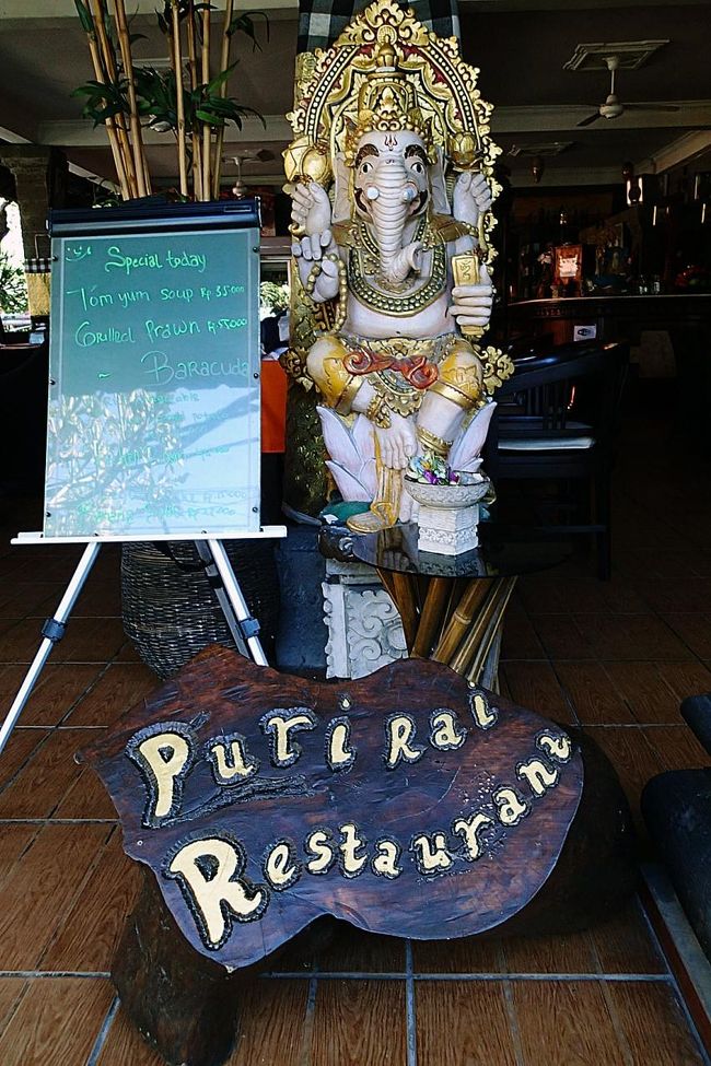 船着き場前にあるレストランで30分程度の事務作業を。<br />昨日とは別会社で、PADANG BAIファンダイビングツアー・フルレンタル込みで料金は1.265.00Rpだった。