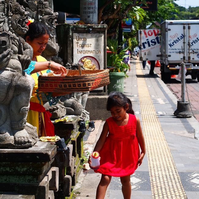 一方私は、HOTELからウブドメイン通りを歩く。