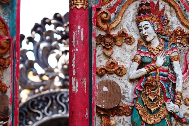 バリらしい彫刻が施された扉を探しながらプラプラ。