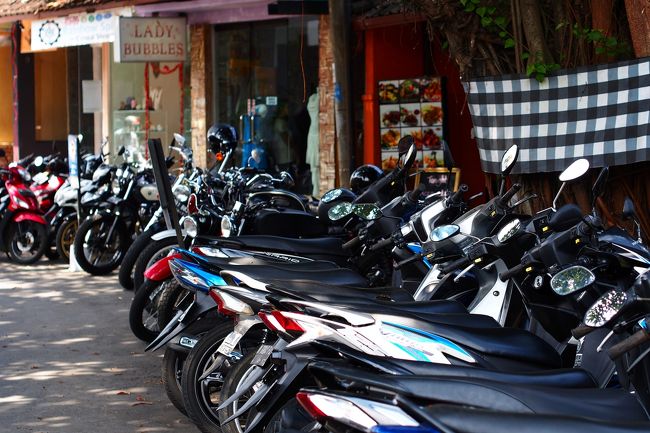 先日の駐禁を忘れたかのような原付路駐の嵐。<br />自分のを引っ張り出すだけでも苦労しそう。