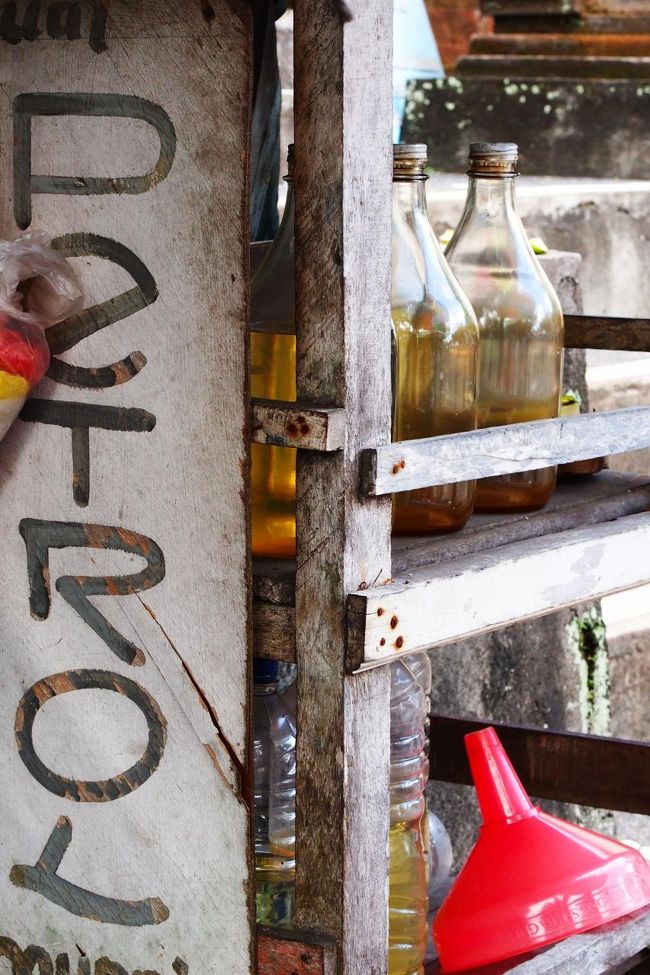 ハヌマン通りに突き当たったので右手側に曲がる。<br />瓶詰されたガソリンを売るセルフスタンドがあったけど、中味の量は蒸発したのか適当なのか、酷く差があった。