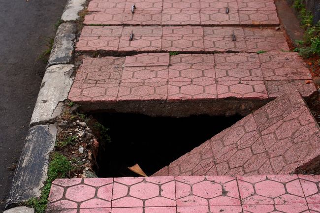 バリ島内の道はガタガタで下を見ながら注意して歩かないと、本物の落とし穴があるから恐ろしい。