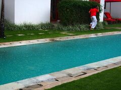 13：00過ぎから始まった小雨は降ったり止んだりしていたけど、17：30から急に激しいスコールに代わって雷まで鳴りはじめた。
雨の様子を撮っていたら、雷に慌てたスタッフが走り去る姿が見えた。
30分ほど続いた後、急速に天気が回復したけど3分ほど停電が起こった（停電はこの時限り）。