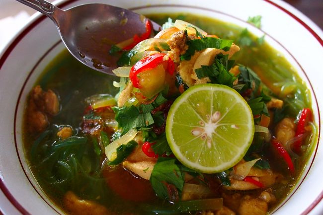 【Soto Ayam】25.000Rp<br />麺の色が青緑色をしていてギョッ！としたけど、スープはコクがあるのにさっぱりした口当たりで、パクチーのように癖が強いハーブがこんもり入っていた。<br />トマト・玉ねぎ・鶏肉・キャベツ・辛くない大きな唐辛子が入っている。