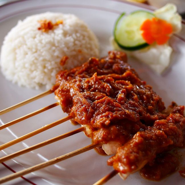 【Sate Ayam】27.000Rp<br />サテは6本入っていて柔らかい。<br />定番の甘辛ピーナッツソースがたっぷりかかっていた。<br />合計：72.000Rp。