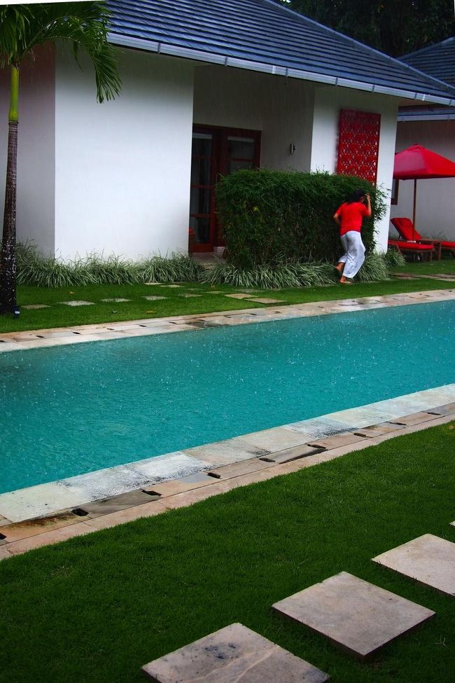 13：00過ぎから始まった小雨は降ったり止んだりしていたけど、17：30から急に激しいスコールに代わって雷まで鳴りはじめた。<br />雨の様子を撮っていたら、雷に慌てたスタッフが走り去る姿が見えた。<br />30分ほど続いた後、急速に天気が回復したけど3分ほど停電が起こった（停電はこの時限り）。