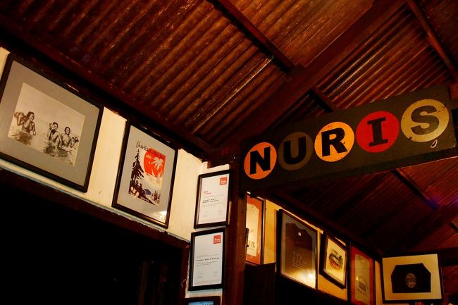 Instagram経由で「ウブドに滞在中なら是非行ってみて！」と紹介された、NEKA美術館向かいの店“Nuri's warung”。<br />TAXIで向かって到着したのは20：00だったけど、時すでに遅し。<br />