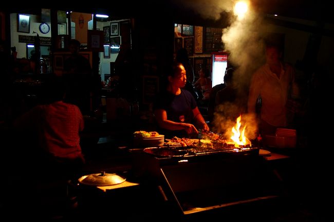 本店は満席で、すぐ先の支店に何とか潜り込めたけどMenuを見てガッカリ。<br />絶対おすすめ！これを食べるために行く価値があると教えてもらった特製スペアリブは完売で、他の食材も売切れてて「サテとソーセージならある」と。<br />それじゃ意味ないし、せっかくの最後の夜だから美味しいものを食べて満足したいと思い、オーダーすることなく席を立った。