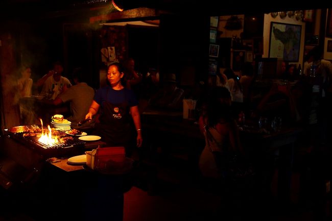 夕方明るいうちから向かわないと…NEKA美術館観賞後すぐに歩いて向かった方が良いのかもしれない。<br />次回ウブド滞在するとき、覚えておかなきゃ。<br />周りは少し怖いほど真っ暗で店も無いため、仕方なくまたTAXIを拾ってHOTELがあるビスマ通りに戻ってきた。