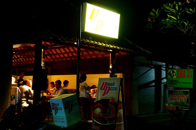 …という訳で向かった先はお気に入りの“Umah Pizza”。<br />満席でもWi-Fiはサクサク♪というだけで行く価値がある。<br /><br />