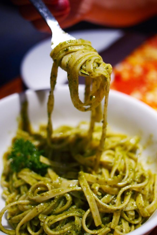 【TAGLIATELL AL PESTO】35.000Rp<br />フレッシュバジルの香り高さでワインが進む。<br />添えられたチーズを加えると更に濃厚に。