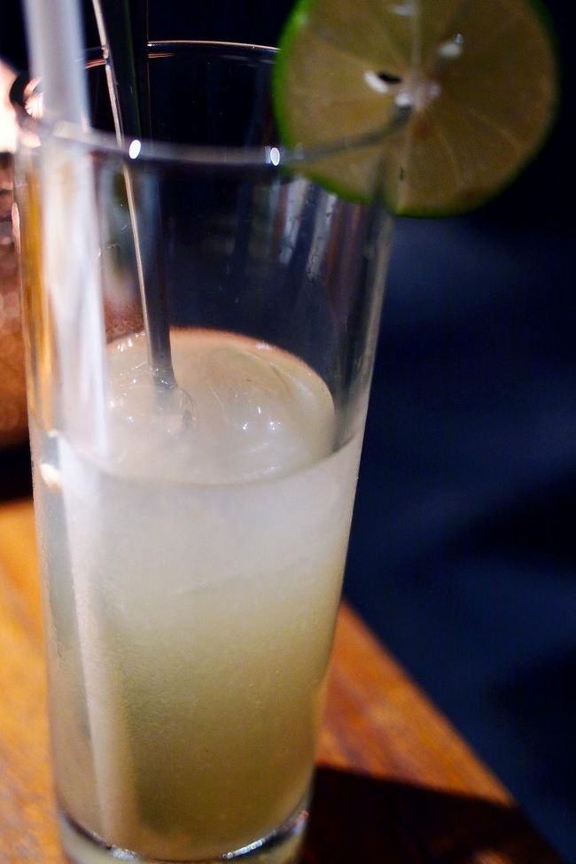 【アラックマドゥ】25.000Rp<br />アラックをレモンジュースと蜂蜜で割ったカクテル。<br />グレープフルーツ系の味がするけど何か違うってことで…<br />【アラック】20.000Rp<br />を再オーダー。<br />合計：293.000Rp。<br />明日はいよいよバリ島ともお別れの日。<br />赤い錠剤の現地風邪薬を飲んでいるのに、帰国日が近づいても一向に（喉鼻の症状は抑えられるけど）治らないし、夫のぎっくり腰も改善せず。<br />そして、最後の最後でまたトラブルが発生。<br />この旅はバリの神様から終始歓迎されてなかったっぽい。<br />続きは08へ。