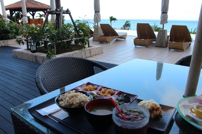 テラス席で食事しました。<br />旦那は和食御膳、私は２度目のフレンチトースト。<br />カフーリゾートでの朝食はブュッフェではなくプレートだったので、<br />食べ過ぎずに済んで良かったです。<br />※プランによってブュッフェあります。