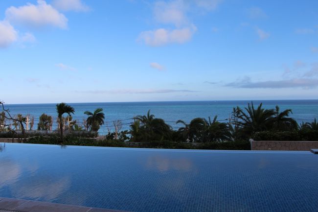 プールと海を眺めながらの食事。<br />朝早いので泳いでる人はいません。<br />天気がいいから帰るのが惜しいな〜。