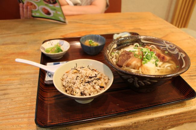 レンタカーを返した後、空港へ。<br />空港内の沖縄料理のお店で、これが本当に最後のご飯をいただきました。<br />店内は満席です。みんな沖縄から帰るのが名残惜しくて沖縄料理を食べるのかしら。<br />旦那が食べた沖縄そばとジューシーのセットです。