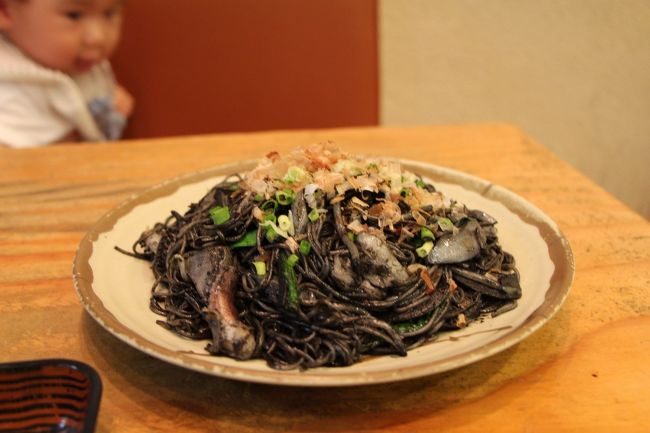 私はイカ墨ソーミンチャンプルをいただきました。<br />めずらしいと思ったけど、沖縄はイカ墨も名物でしたね。<br /><br />楽しかった旅行も終わり。<br />ＪＡＬ９１６便　１４：５０発の飛行機で帰路につき、現実の世界へ戻ります。<br />次の楽しい旅行の為に毎日頑張るぞ〜。<br />