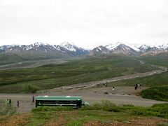 ポリクローム・パス休憩所（Polychrome Pass Rest Area）, 45.9マイル（73.9キロ）。
展望台のような場所で、トイレはありません。