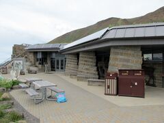 アイルソン・ビジターセンター（Eielson Visitor Center）, 66マイル（106.2キロ）。
2008年にリニューアルしたビジターセンターで、半地下のようになっています。
デナリ国立公園のビジターセンターの中で最も公園の深部にあるので、環境に配慮した設計になっています。