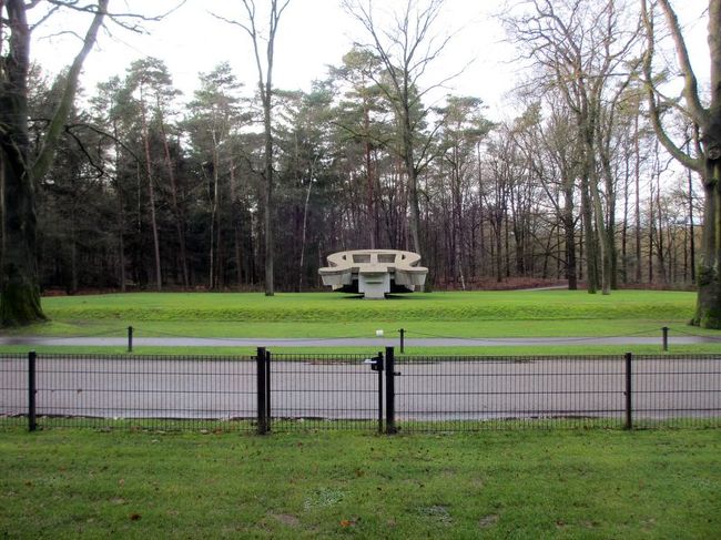 外を見ると、道路の向こう側にも何かモニュメントが…？