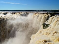 今回の南米旅行最大の見せ場、イグアスの滝！
イグアスの滝は複数の滝の集合体で、中でも悪魔ののど笛は中でも一番奥に位置して一番の迫力あるポイント。図らずして環境問題の影響もここで知りました…。