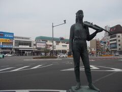 松本駅前。