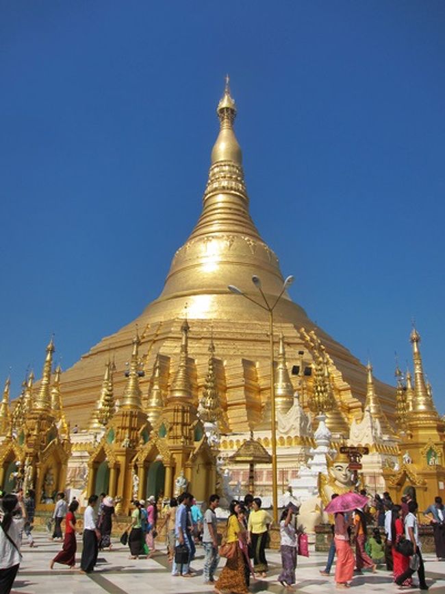 黄金に輝く巨大な仏塔〜！青空の下でまぶしい！<br />日中の気温は30℃超、裸足で歩くと暑い！