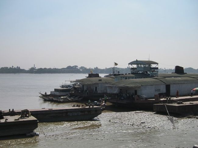 年始のミャンマー旅行、夫は仕事上の視察を兼ねておりました。<br />なので、最終日のヤンゴン、午後からはそちらをメインに。<br />私はボ〜っとついて行っただけですが〜(笑)。<br /><br />ヤンゴンの港。<br />なんか私のイメージする港とは様子が違う…