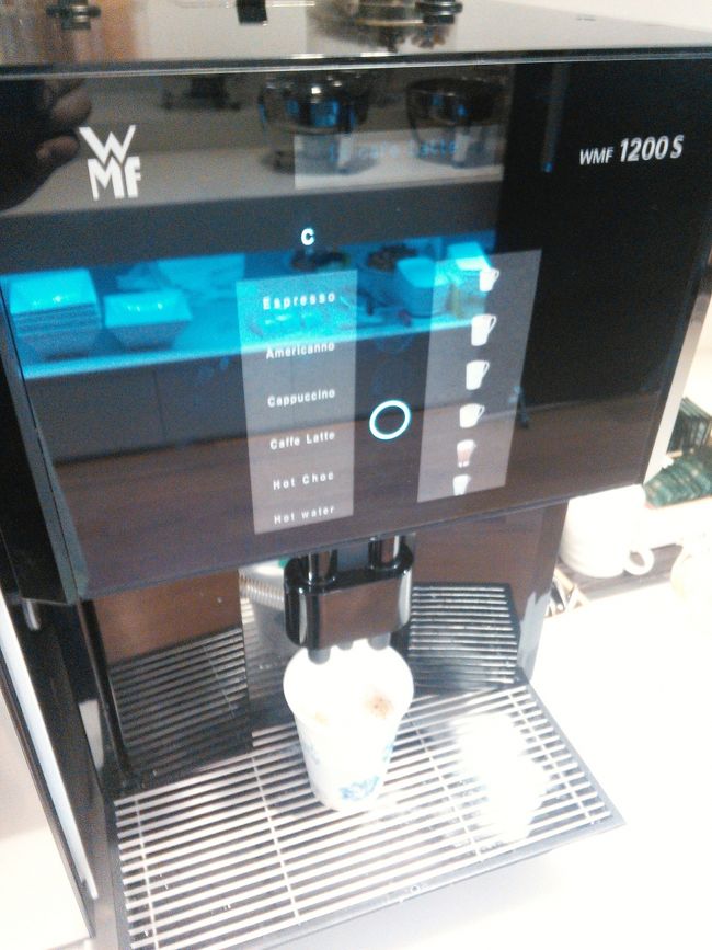 荷物をまとめてチェックアウトします。<br /><br />これはホテルのロビーにあるコーヒーマシーン。宿泊客はfreeでいただけます！<br />カフェラテやココアも作れて今回毎日利用しました。<br /><br />おいしくて嬉しいサービスです！<br />