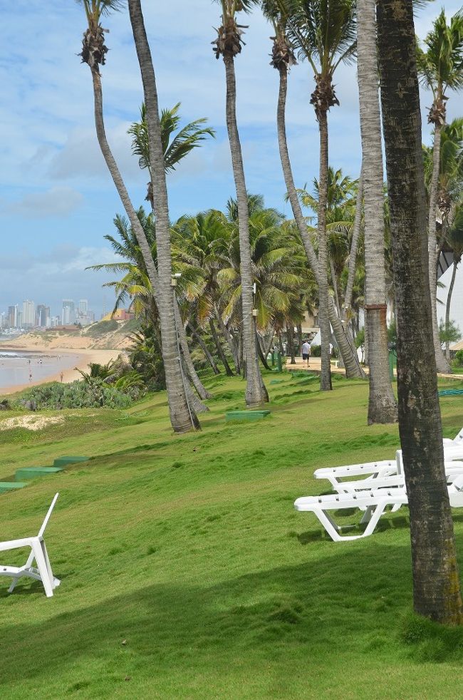 ホテルのプライベートビーチの様子。遠くにポンタネグラの高級リゾートビル群が見えます。