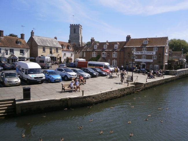 プール湾の最奥、河口近くの波止場。有名な映画『アフリカン　クィ−ン』のロケ地でもある。