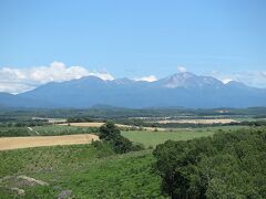 三愛の丘にやって来ました。

十勝岳連峰もきれいですが...