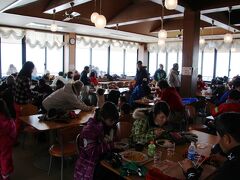 スキー客でいっぱいのレストハウス
