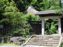 バスに揺られていると、案内放送が『良寛記念館前』と告げた。地図を確認すると、そこから歩いて街へも出られそうなので、降りることにした。バス停から少し歩くと、良寛記念館が見えてきた。冷房の効いた館内を見学した後、近くの展望台へと向かう。