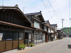 出雲崎宿のかつての中心辺りに来た。以前写真で観た妻入りの古民家が並ぶ街並みを期待していたのだが、思ったよりも新しい建物が多く、古い建物も大きく改修されている。それでも、街道筋の風情は感じられ、宿場町の面影も僅かに残る。
※現在、街並みは建て替えが進み、大きく変わっています。