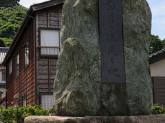 その一角に、『おけさ源流之地碑』と言う石碑が建っていた。『佐渡おけさ』など、各地に伝わるおけさの源流は、ここ出雲崎なのだそうだ。源義経の家臣である佐藤嗣信、忠信兄弟が源平合戦で討死したことを知った母親が、袈裟法衣のまま歌い踊ったのが『おけさ』の始まりだそうだ。