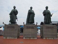 高知駅前の三先生像
高知龍馬空港から連絡バスで約40分、高知駅に到着。
駅前には武市半平太、坂本龍馬、中岡慎太郎の巨大な三先生像が置かれている。