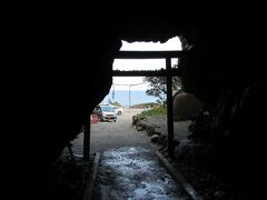 御厨人窟（みくろど）
神峯寺から約35km。
向かって左の五所神社には入れるが、右の神明窟には入れない。
外の売店で納経印を頂くことができる。