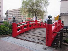 はりまや橋
日本三大がっかり名所の一つと言われたはりまや橋は意外にも観光客の撮影スポットとなっている。
向かいの建物のからくり時計もチェック。