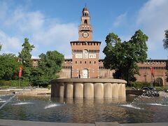 スフォルツァ城正面に到着した♪
-Castello Sforzesco/1466年完成-

ここには市立博物館もあって、
ミケランジェロが死の直前まで制作していたという「ロンダニーニのピエタ」があるという。
そしてこの旅の半年前、何とダ・ヴィンチが描いた天井画がある部屋の塗装下に、
同じくダ・ヴィンチが描いたとされる壁画が隠されていると判明し正式に世界中に発表された。
数百年もの間ずっと眠っていたダ・ヴィンチが描いたその壁画がここにある、
そう思っただけでドキドキだった。
来年ミラノ万博で世界初公開される予定。