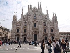 ドゥオーモに到着‐Duomo di Milano-

昨夜と違い日中は観光客が多くて賑やかな雰囲気、
ミサンガ売りや鳩の餌を持ったおじさんには注意。

ゴシック建築の大傑作と言われるミラノのドゥオーモ、
尖塔には黄金に輝くマリア様の姿が。
ローマのトレヴィの泉で願いをかけた様に、
ここではマリア像に、「ミラノに戻ってこられます様に」と願いをかけた♪