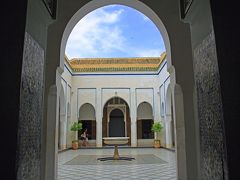 続いて向かったのはバヒア宮殿です。
１９世紀の建築と、比較的新しい宮殿ですが、その分精細な彫刻やモザイクが美しく、目を引きました。
典型的なイスラム建築ですが、中庭を中心に四方はそれぞれ王妃の部屋と、一夫多妻制の特徴が見られます。