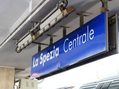 フィレンツェ・コンポ・デ・マルテ駅から90分でラ・スペツィア・チェントラーレ駅に到着。
【ノウハウ】TRENITALIAのWEBページで切符を買うときは、駅名のスペルをイタリア表記で正確に入力しないと「該当なし」とでます。フィレンツェもピサもラスペツィアも複数の駅がありますので、それがわかるまで大変でした。グーグルマップで駅を拡大していくと、正確な駅名がわかります。
