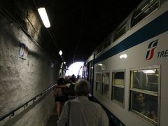 電車がトンネルの中で止まってしまったと思ったら、ここが最初のヴェルナッツア駅。ホームの半分がトンネルの中だったのかあ。
【ノウハウ】電車に乗っていると、募金を集める人がきましたが、周りのイタリア人が断っていたので同じように断わりました。しつこさはありませんでした。