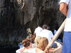 カプリ島についたら「ブルーグロットＯＫ！」。一週間ぶりのオープンらしいです。一番のモーターボートに乗り洞窟前に到着。４人乗り手こぎボートへ乗り換え。入り口前のボートに入場料を払う。仰向けに寝るようにキャプテンに言われ、ボートの高さギリギリの穴から、波が下がった瞬間にっ・・・
【ノウハウ】洞窟に出入りの瞬間は波をかぶるリスクがあるので、カメラをカバンの中に避難させました。先に出入りしたボートの中には、波で出口の天井にバーンと押し上げられ、全身ずぶ濡れとなった方もいました。