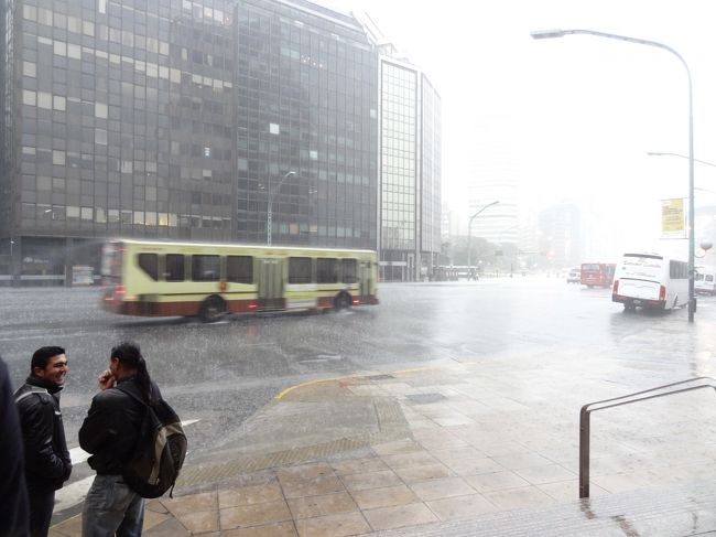さて、本日のお天気はというと、朝からどしゃぶり！<br />せっかくの終日フリータイムですが、ものすごい雨脚で、もうどこにも行く気になれない･･･。