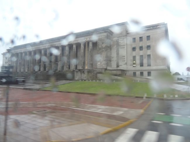 時差ぼけもあるし、一日ホテルでごろごろしてようか･･･と思っていたところ、<br />なんと、ガイドさんが機転を利かせてショッピングモールへのバスを手配してくれました！<br />大雨の中、しばしブエノスアイレスの街並みを楽しみます。<br /><br />これはブエノスアイレス大学法学部の建物。