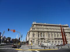 横から見た【コロン劇場】。