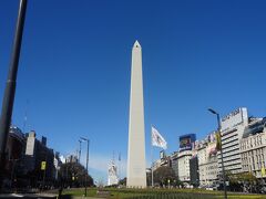 青空に映える【オベリスコ】。

オベリスコの前の広場では、イベントがあると多くのブエノスアイレス市民が集まるそう。

そういえば先日のWカップでも、ここにサポーターが集まる映像がニュースで流れてました。