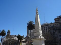 ホテルに集合して、ここからはツアーの皆さんとバスで団体行動。

やって来たのは、【五月広場】。
白い塔は「五月のピラミッド」。
五月革命の1周年を記念して、1811年に建設されたそう。