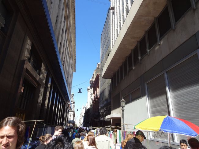 五月広場すぐ近くの細い道に露店がずらりと並んでいたので、ちょっとだけ見物。